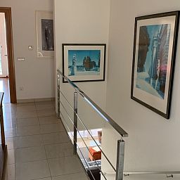 Binnenruimte van Villa Valentina, een vakantiehuis in Calonge, Costa Brava, met moderne kunst aan de muur en uitzicht op de natuur.