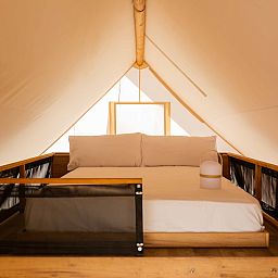 Gemuetliches Schlafzimmer im Glamping Family Plus Zelt-Haus in Cadaques, Costa Brava, Spanien.