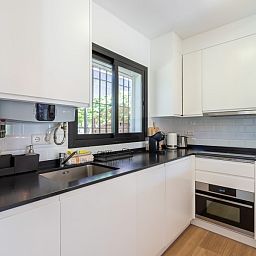 Moderne keuken in Casa La Fuente Nueve vakantiehuis, Sitio de Calahonda, Costa del Sol, Spanje.