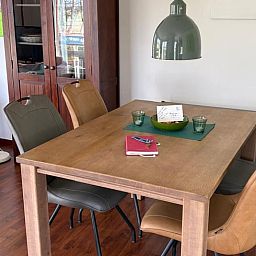 Essecke im modern eingerichteten Ferienhaus in Wezuperbrug in Midden Drenthe, Drenthe.