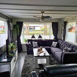 Stijlvolle woonkamer in Chalet Buitenlust, vakantieverblijf in Drenthe.