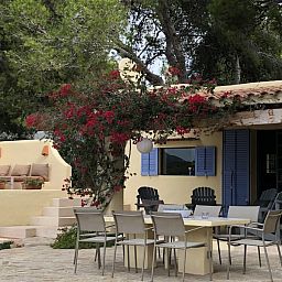 Geniet van de charmante veranda van La Luna Azul, een vakantiehuis in Cala Jondal, Ibiza, omgeven door natuur en rust.