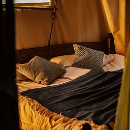 Verblijf 280805 - Tenthuis Rivierengebied - Tenthuisje met warme privédouche naast de tent met Hottub