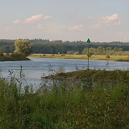 Rustgevend uitzicht op de rivier nabij Vakantiehuis in De Steeg, Veluwe.