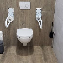 Moderne badkamer met toilet in Huisje in Beers, vakantiehuis in Beers NB, voorzien van comfortabele faciliteiten.