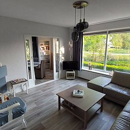 Gezellige woonkamer in Huisje in Westbroek, vakantiehuis in Utrecht met comfortabele zitruimte.