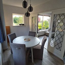 Eetkamer in Huisje in Westbroek, vakantiehuis in Utrecht met uitzicht op de tuin.