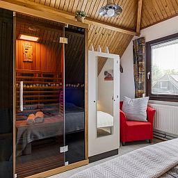 Gezellige slaapkamer met sauna in Vakantiehuis Haus Anni, Hansweert, Zuid-Beveland, voor ultieme ontspanning.