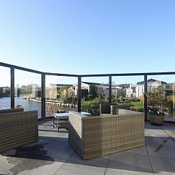 Zonnig terras van De Duinpan 21 chalet met uitzicht op de tuin in Noordwijk aan zee, Noordzeekust, Zuid-Holland.
