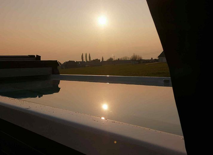 Terras van vakantiehuis BK025 in Zandvoorde, West-Vlaanderen met comfortabele zithoek en uitzicht op de tuin.