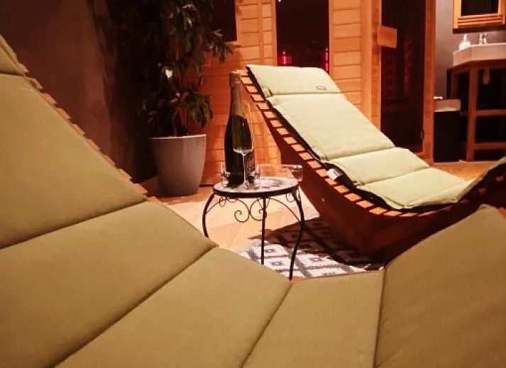 Luxe badkamer bij Chez-Marraine bed and breakfast in Lissewege, West-Vlaanderen, met ruime douche en bad.