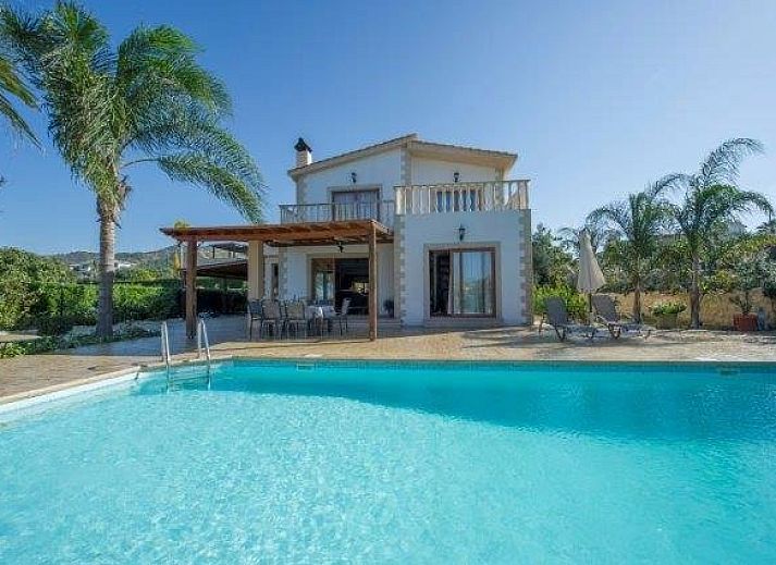 Entspannen Sie sich in der Villa Alasia II, einem Ferienhaus in Argaka, Paphos, Zypern, mit einem schoenen Swimmingpool und einem grossen Aussenbereich.
