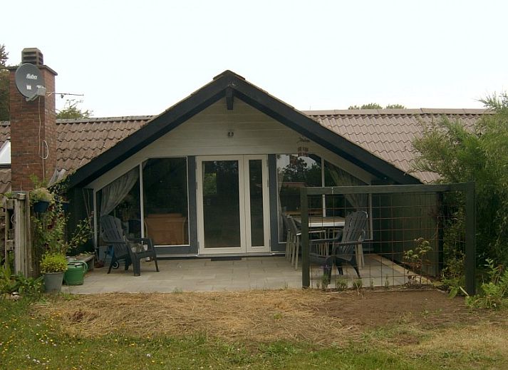 Kalmar hus vakantiehuis in Stauning, Denemarken met charmant terras en groene omgeving.