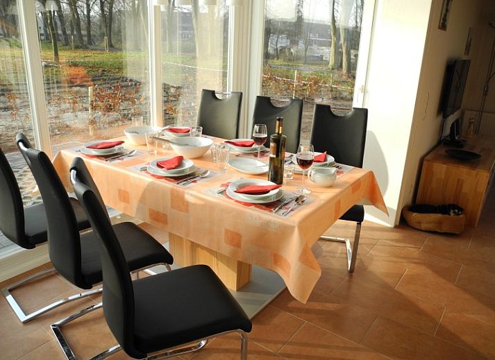 Geniet van de zon op het terras van Villa Seeblick, een vakantiehuis in Nordhorn, Nedersaksen, Duitsland.