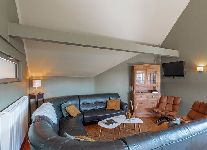 Geraeumiges Esszimmer im Ferienhaus De Bronne, Flaemische Ardennen, Ostflandern, ideal fuer gemuetliche Abendessen.