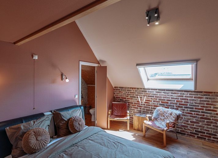 Geraeumiges Esszimmer im Ferienhaus De Bronne, Flaemische Ardennen, Ostflandern, ideal fuer gemuetliche Abendessen.