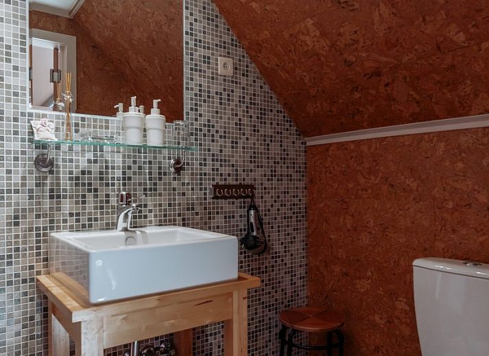 Der hoelzerne Esstisch im Ferienhaus De Bronne, Flaemische Ardennen, bietet Platz fuer grosse Gruppen.