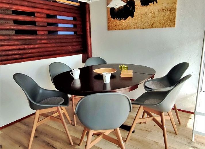 Gezellige woonkamer in Ferienhaus Laange, een vakantiehuis in Frankenau, Hessen, Duitsland met comfortabele zithoek en houtkachel.