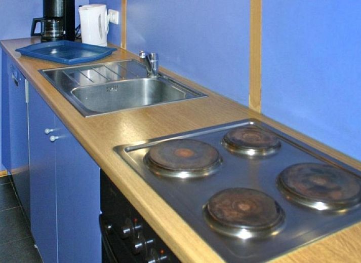 Gezellige eetruimte in Ferienhaus Laange, een vakantiehuis in Frankenau, Hessen, Duitsland met moderne inrichting.