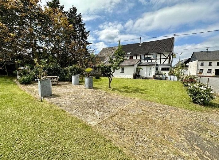 Vakantiehuis Kaiser in Forst, Hunsruck, met traditionele vakwerkgevel omringd door natuur in de Eifel/Moezel-regio van Duitsland.