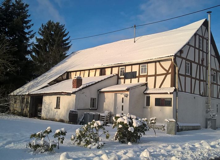 Geniet van de groene tuin bij vakantiehuis Kaiser in Forst, Hunsruck, omgeven door natuur in de Eifel/Moezel regio, Duitsland.