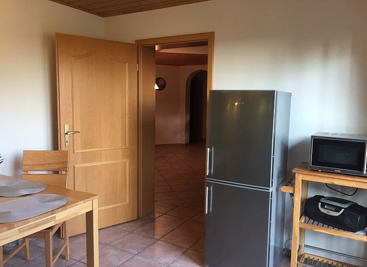 Appartement Franz in Morbach, Eifel, biedt een charmante stenen gevel met ruime tuin en rustige omgeving.