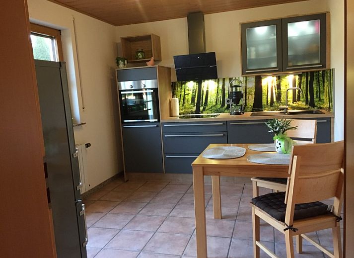 Appartement Franz in Morbach, Eifel, biedt een charmante stenen gevel met ruime tuin en rustige omgeving.