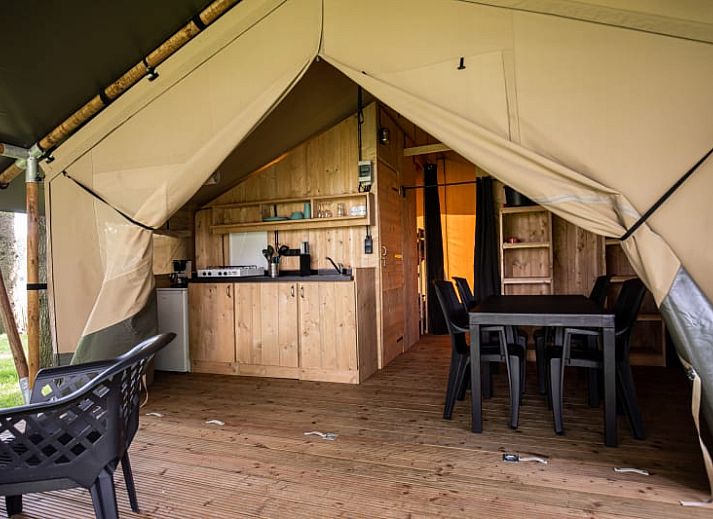 Geniet van luxe glamping in de Safaritent met sanitair in Utscheid, Rijnland-Palts. Ontspan op de ruime veranda te midden van de natuur.