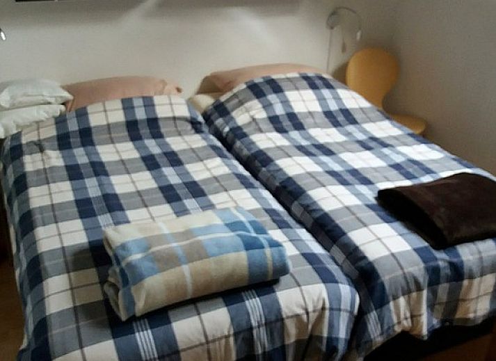 Gezellige woonkamer van Ekkie's Ecke vakantiehuis in Frankenau, Hessen, Duitsland, met houten interieur en comfortabele zithoek.