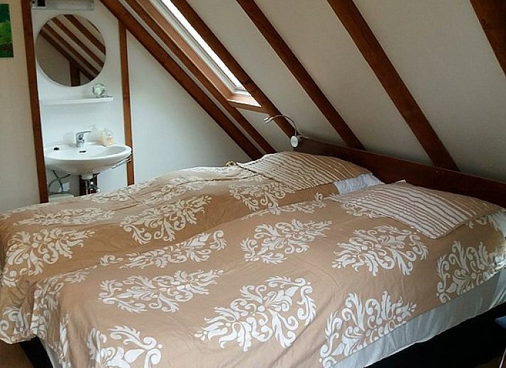 Gezellige woonkamer van Ekkie's Ecke vakantiehuis in Frankenau, Hessen, Duitsland, met houten interieur en comfortabele zithoek.