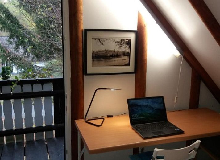 Gezellige woonkamer van Ekkie's Ecke vakantiehuis in Frankenau, Hessen, Duitsland, met houten interieur en comfortabele zithoek.