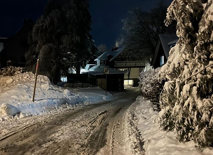 Gezellige binnenruimte in Huisje in Langewiese, Sauerland met uitzicht op de tuin en natuur in Winterberg, Duitsland.