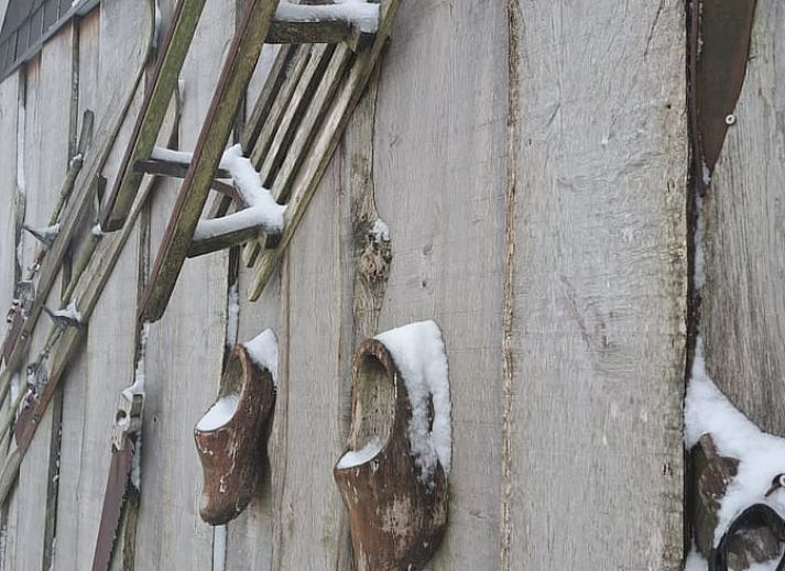 Gezellige binnenruimte in Huisje in Langewiese, Sauerland met uitzicht op de tuin en natuur in Winterberg, Duitsland.