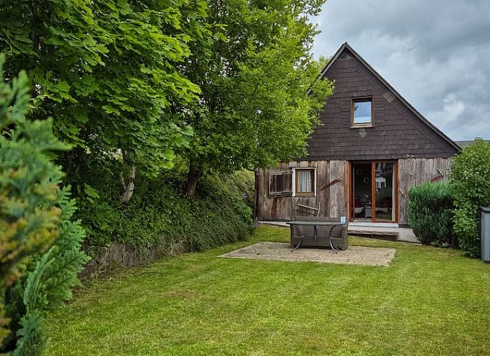 Huisje in Langewiese, een charmant vakantiehuis in Sauerland, Duitsland, omgeven door groene natuur en rustieke charme.