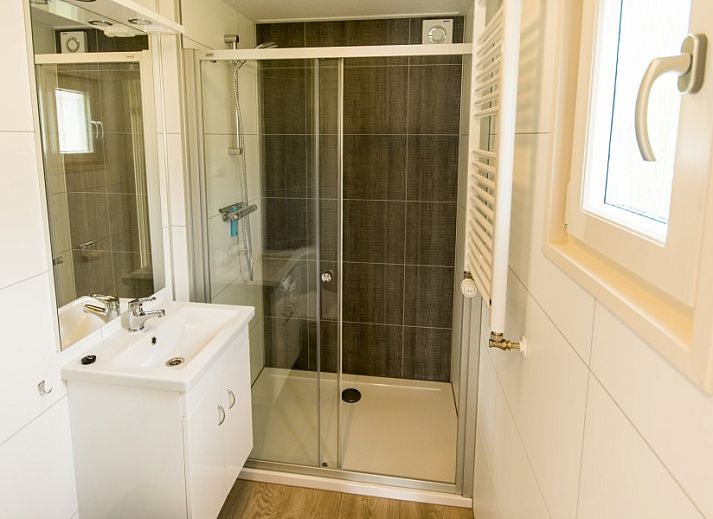 Gemuetliches Wohnzimmer im Chalet Quinn, Formerum, Terschelling mit bequemer Sitzecke.