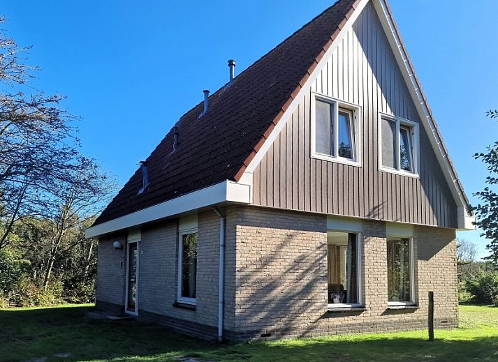 Vakantiehuis De Grutto in Midsland Noord, Terschelling met ruime tuin en terras omgeven door natuur.