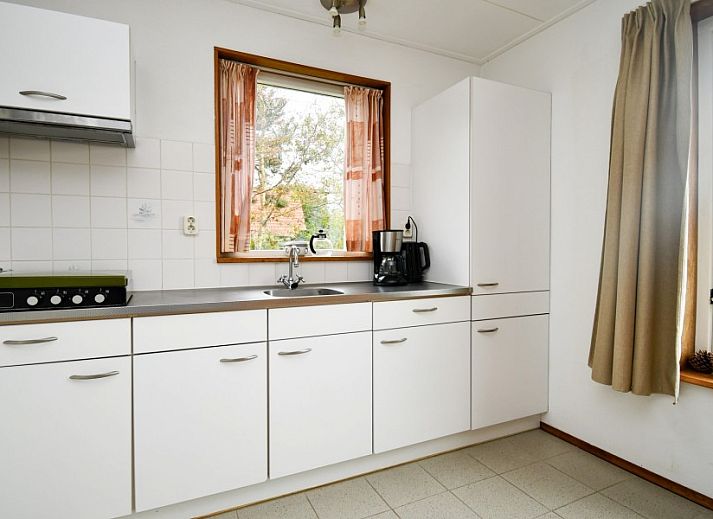 Pittoresk pad leidt naar De Grutto, een vakantiehuis in Midsland Noord, Terschelling, omringd door weelderige natuur.