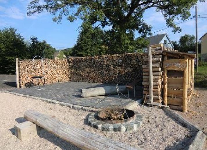 Geniet van de zonnige veranda van Ferienhof am Biberbach in Horselberg-Hainich, een charmant vakantiehuis in Thuringen, Duitsland.