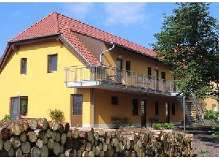 Geniet van de zonnige veranda van Ferienhof am Biberbach in Horselberg-Hainich, een charmant vakantiehuis in Thuringen, Duitsland.