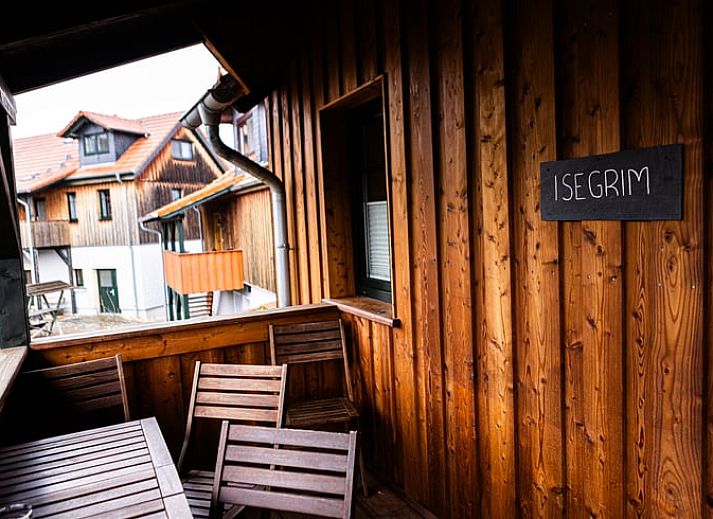 Gezellige woonkamer in Huisje in Rudolstadt, vakantiehuis in Thuringen, Duitsland met moderne inrichting en houten meubels.