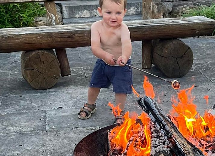 Gezellige slaapkamer in Huisje in Rudolstadt, vakantiehuis in Thuringen, Duitsland met modern interieur en comfortabel bed.
