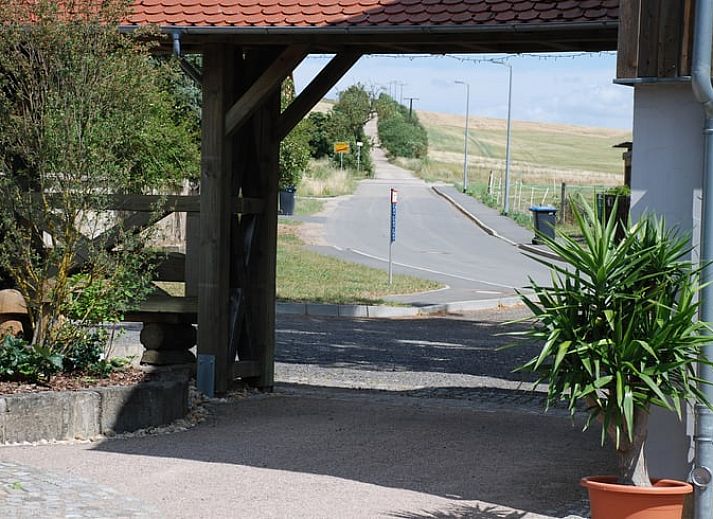 Gezellige binnenruimte van Huisje in Rudolstadt, vakantiehuis in Thuringen, Duitsland, met stijlvolle trap en eetgedeelte.