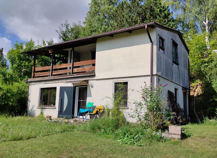 Vakantiehuis Seega in Kyffhauserland, Thringen biedt een rustieke buitenruimte met groene omgeving en ruim terras.