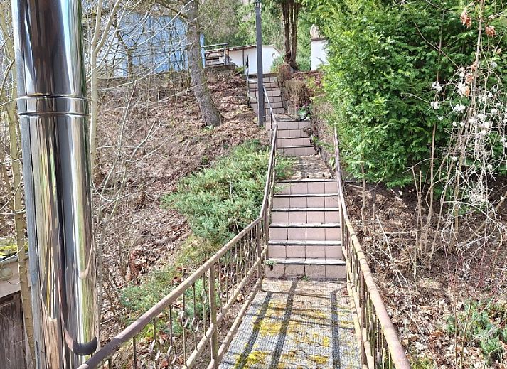 Vakantiehuis Seega in Kyffhauserland, Thringen biedt een rustieke buitenruimte met groene omgeving en ruim terras.