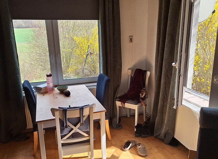 Geniet van de rust op de veranda van vakantiehuis Seega in Kyffhauserland, Thringen met uitzicht op de natuur.