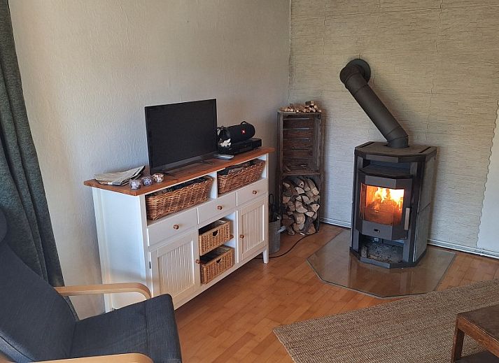 Geniet van de rust op de veranda van vakantiehuis Seega in Kyffhauserland, Thringen met uitzicht op de natuur.