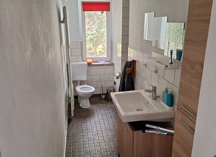 Geniet van de rust op de veranda van vakantiehuis Seega in Kyffhauserland, Thringen met uitzicht op de natuur.