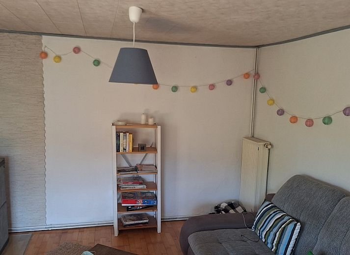 Geniet van de rust op de veranda van vakantiehuis Seega in Kyffhauserland, Thringen met uitzicht op de natuur.