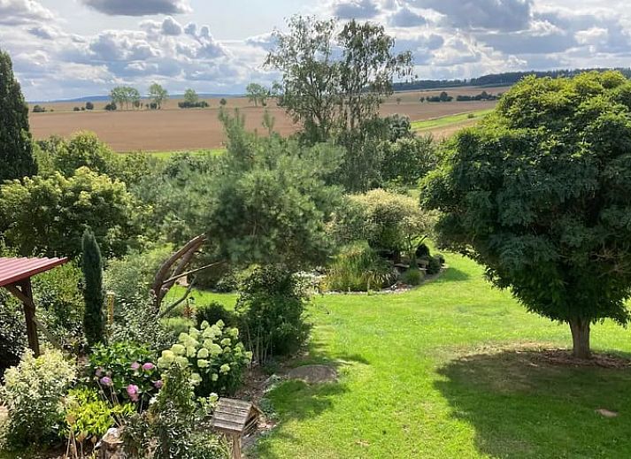 Geniet van de serene tuin bij Vakantiehuis in Leinefelde-Worbis, Thuringen, perfect voor ontspanning in de natuur.