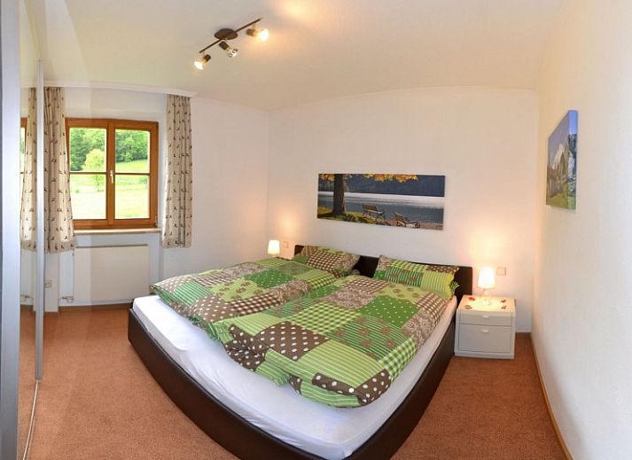 Ferienwohnungen Haus Sonnbichl in Schliersee, Beieren, biedt een charmant vakantiehuis met bloemenrijke balkonuitzichten.